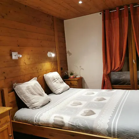 샬레 Chalet Jacuzzi, Sauna Proche Courchevel 8/10 Pers *